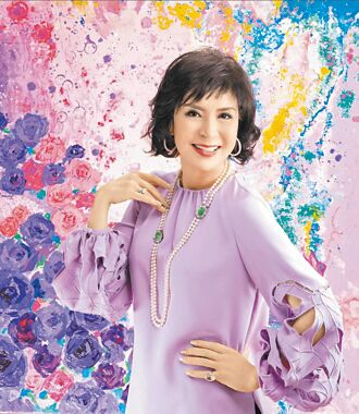 白嘉莉畫40年 獲頒中國文藝獎章