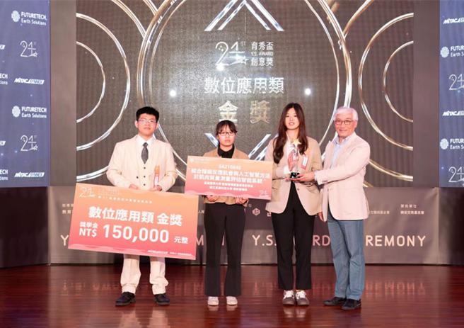 聯強總裁杜書伍(圖右)出席〈育秀盃創意獎〉 700組大學生團隊競逐三大創意獎項。圖／聯強國際提供