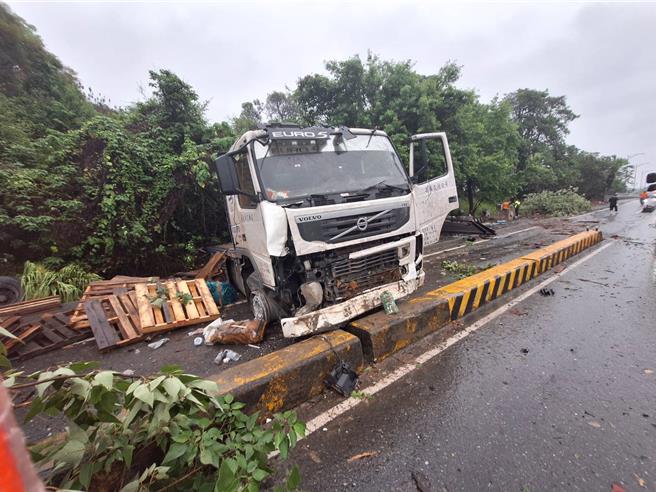 台74甲線彰化市東外環道，25日清晨5點左右發生聯結車自撞事故，肇事駕駛並噴飛至路邊草地，被送醫搶救。（民眾提供／孫英哲彰化傳真）