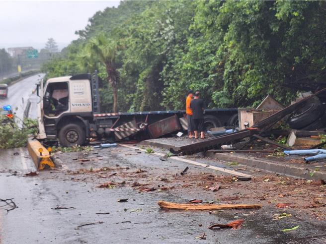 台74甲線彰化市東外環道，25日清晨5點左右發生聯結車自撞事故，肇事駕駛並噴飛至路邊草地，被送醫搶救。（民眾提供／孫英哲彰化傳真）