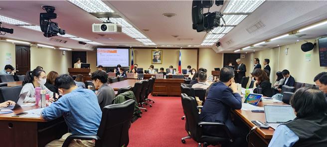 立法院25日邀請勞動部部長、法務部、原民會、內政部、衛福部就「就業服務法上路逾30年，針對就業促進、歧視禁止、外國勞動力權益保障等面向進行全面檢視」專題報告。（林良齊攝）