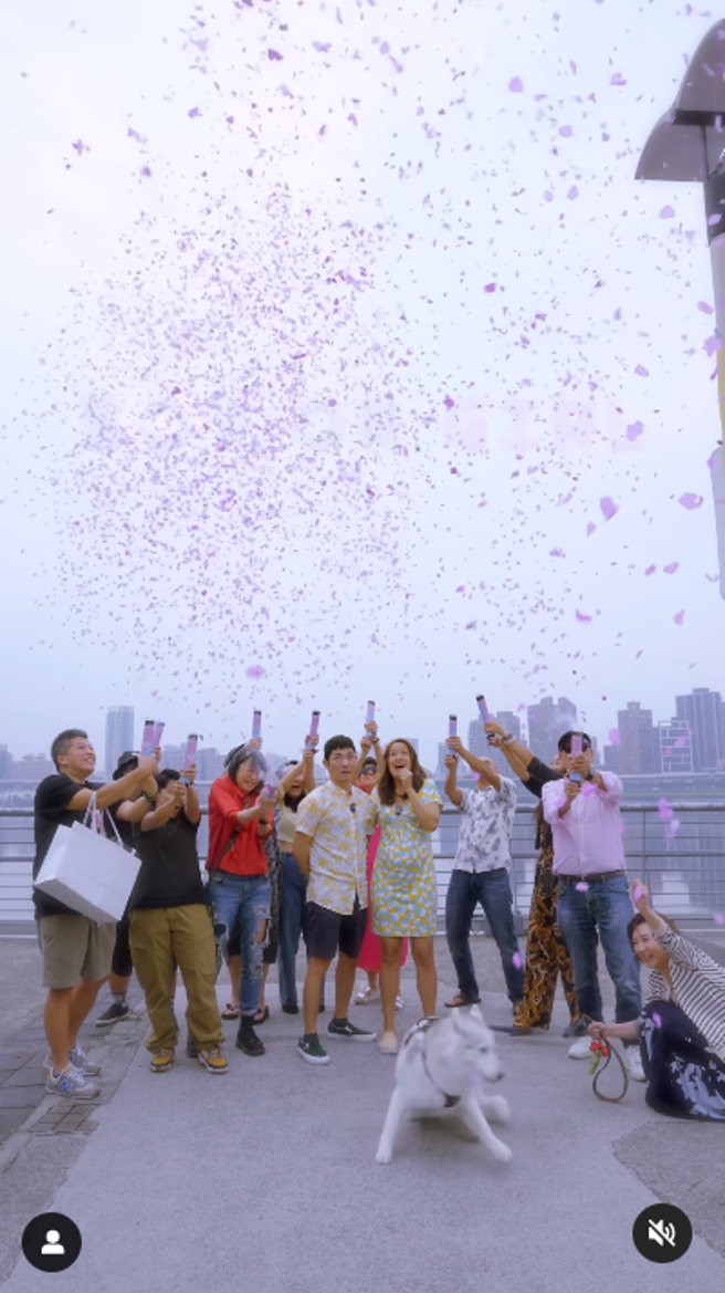 天空撒下粉色纸片，证实凯莉怀女儿。（图／IG@bailingguo_news）