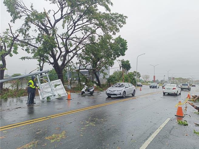 25日上午6时35分许，北高雄狂风大作并下起短暂大雨，导致湖内区东方路往茄萣区方向路树、标志杆倾倒，幸未造成民眾伤亡。（翻摄照片／林瑞益高雄传真）