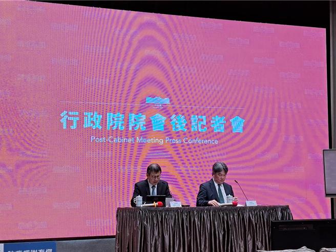 美国总统拜登正式将援助乌克兰、以色列、台湾的援外法案签署成为法律。对此，行政院发言人林子伦表示，美对台的安全承诺已是美民主和共和两党的共识。（蔡雯如摄）