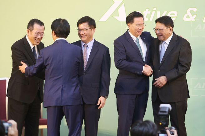 準總統賴清德（左二，背對者）25日公布第六波新任內閣成員，國防部長顧立雄（左起）、外交部長林佳龍、國安會祕書長吳釗燮、總統府祕書長潘孟安。（杜宜諳攝）