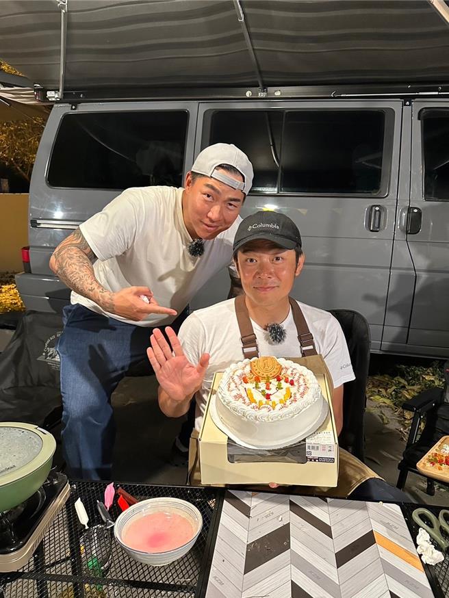 郭泓志（左）、姚元浩感情好到无时无刻都黏在一起。（好看娱乐提供）