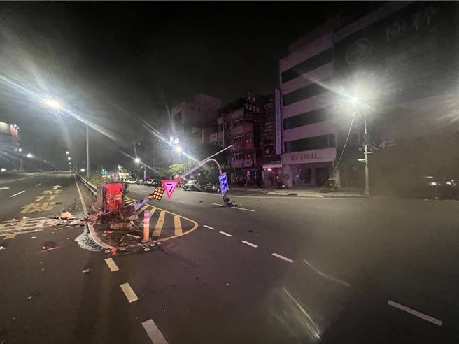 高雄女疲勞駕駛猛撞橋墩 車毀號誌桿也倒。（高市新興分局提供／楊舒婷高雄傳真）