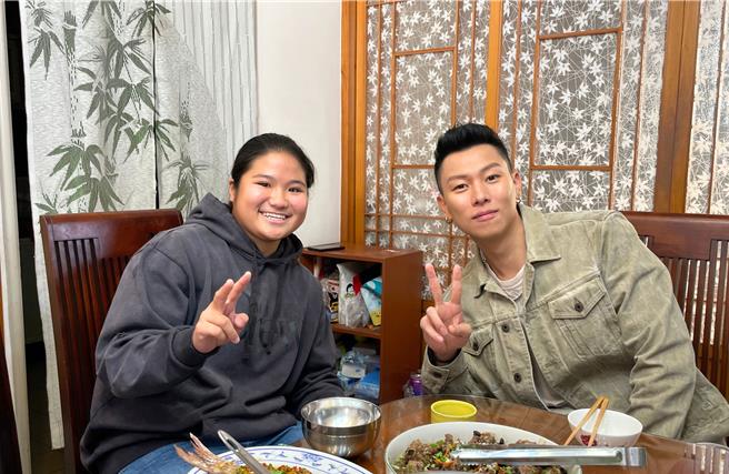 瘦子（右）、链球国手蔡慈妍。（公视提供）