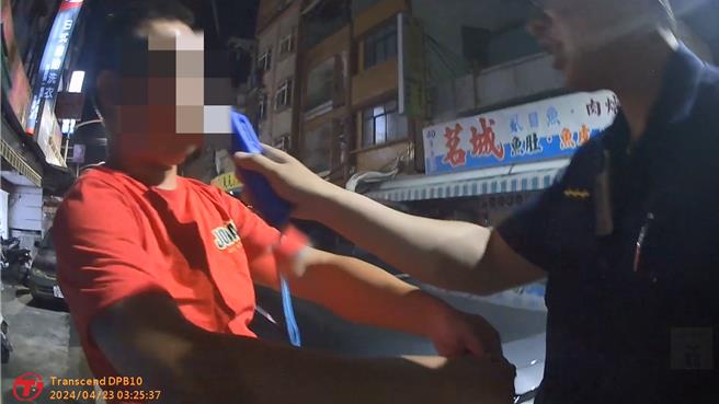 锺男酒测值高达1.01 MG／L，还伸手要求员警上铐 。（翻摄照片／洪靖宜高雄传真）