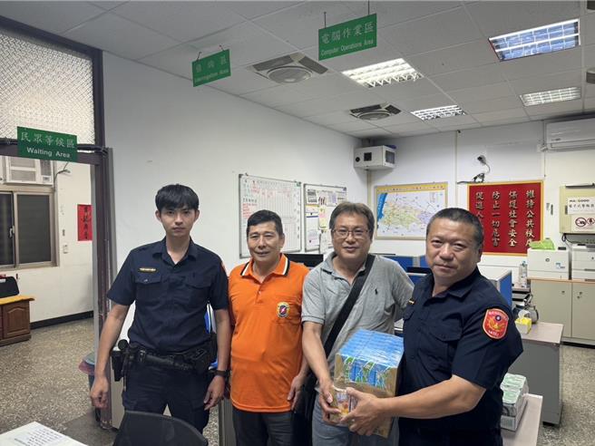 新北市淡水区一名8旬妇人日前採竹笋却迟迟未归，家人赶紧报警，事后送上了2箱饮料以示感谢。（淡水警分局提供／张铠乙新北传真）