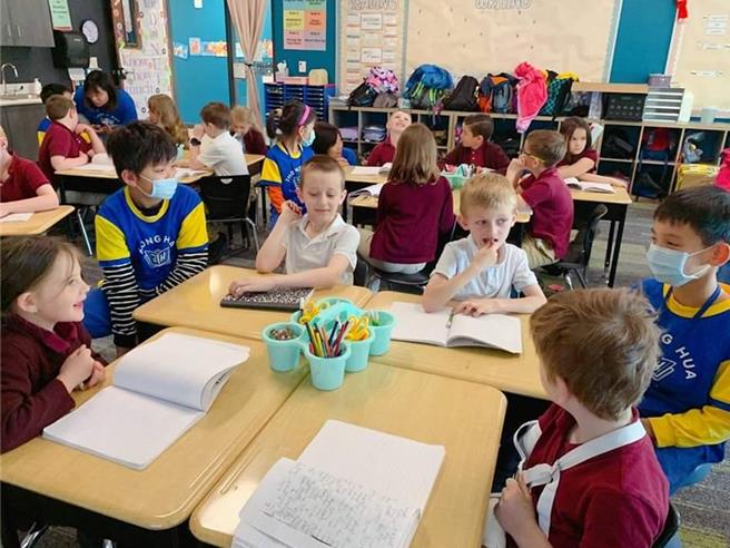 基隆市中華國小與美國猶他州鹽湖城蒙蒂賽洛（Monticello Academy）特許學校所屬西點分校於25日舉行線上聯合簽約儀式，正式締結為姊妹校，這也是全基隆第一所來自美國的姐妹校。圖為去年中華國小實地參訪交流。（基隆市教育處提供／徐佑昇基隆傳真）