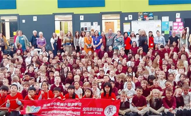 隆市中華國小與美國猶他州鹽湖城蒙蒂賽洛（Monticello Academy）特許學校所屬西點分校於25日舉行線上聯合簽約儀式，正式締結為姊妹校，這也是全基隆第一所來自美國的姐妹校。圖為去年中華國小實地參訪交流。（基隆市教育處提供／徐佑昇基隆傳真）