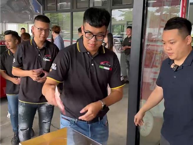 彰化县花坛乡有中古车业者25日举办「余震捐款」活动，到4月30日为止，每发生1次余震，该公司就捐款100元，员工自愿加入捐款活动，每次捐款50元。（民眾提供／孙英哲彰化传真）