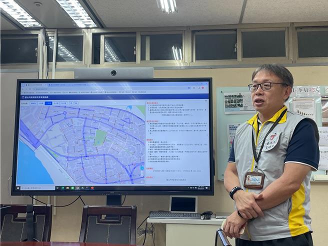 台北市去年起执行「只出不进」措施，并搭配开放周边区域红黄线停车。台北市交通局建设停车防汛查询网，以图资化呈现停车区域，以利民眾了解。（刘彦宜摄）