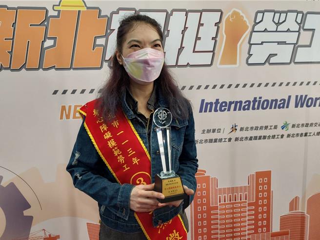 47岁的李鸿微天生唇颚裂，说话时发音不是很清楚，克服先天障碍，在麦当劳工作迈入第5年的她，对待客人如同家人般亲切，获得今年模范劳工。（陈慰慈摄）