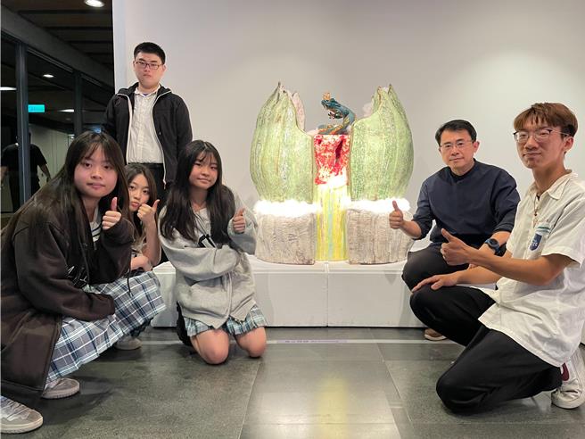 鶯歌高職76位學子創作30組令人身心療癒的作品，每件都有迷人的奇趣，即起至5月19日於陶博館B1陶藝長廊展出。《生靈龍苞》花朵造型猶如雙手合抱呵護新生，並與象徵吉祥的青龍組成裝置，生動地傳遞植物開花結果培育種子，展開新生命的發想概念。（陳慰慈攝）