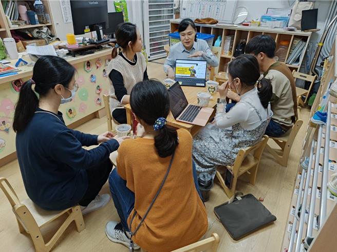 輔導人員透過實際案例的分享，引導教保服務人員思考教學策略。（教育部提供）