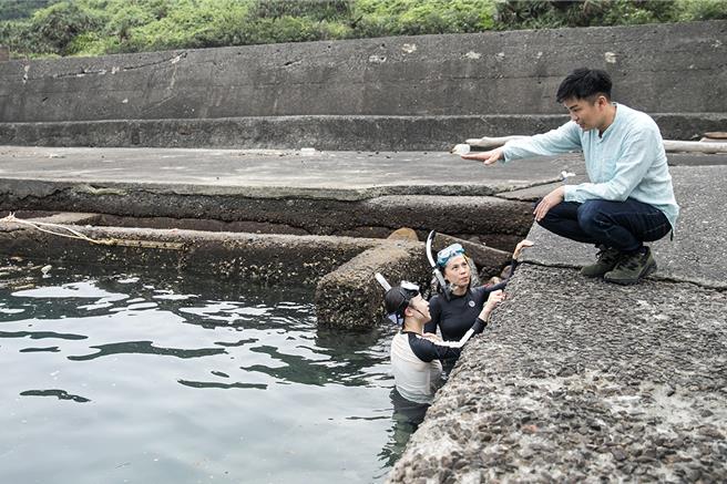 來自日本的國立台灣海洋大學海洋環境與生態研究所所長識名信也（右一），利用台灣東北海岸曾用於養殖九孔的大型魚塭建立了「珊瑚農場」穩定復育珊瑚，已養殖近5000株珊瑚。（國立台灣海洋大學提供／徐佑昇基隆傳真）