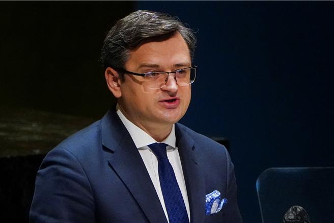 乌克兰外交部长库列巴（Dmytro Kuleba）23日宣布，暂停对18岁至60岁乌克兰男性的领事服务至5月18日。（路透社）