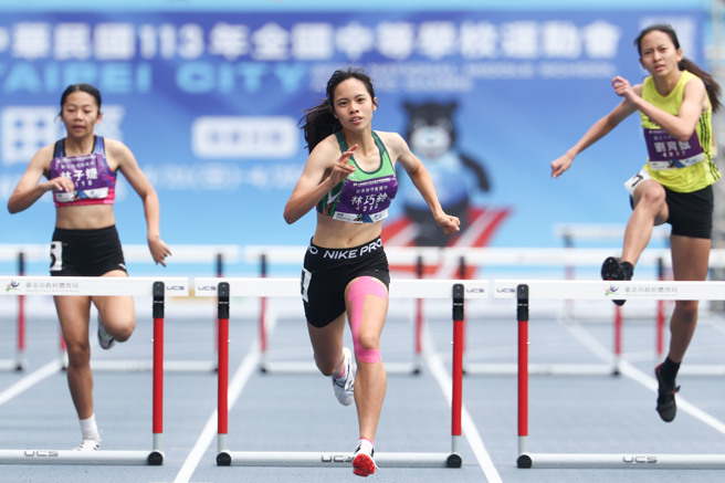 113台北全中運國女400公尺跨欄，苗栗縣竹南國中林巧鈴（中）勝過勁敵新北市明德高中國中部林子婕（左）摘下金牌。（台北市政府教育局提供）