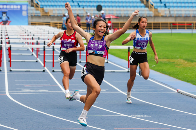 113年全中運國女100公尺跨欄新北市明德高中國中部國一小將林子婕（中）破大會紀錄。（資料照／台北市政府教育局提供）