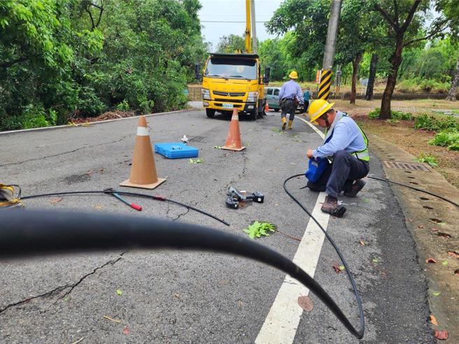 高雄今早一度停电3266户，经台电人员全力抢修，于11时50分全数復电。（台电高雄区处提供）
