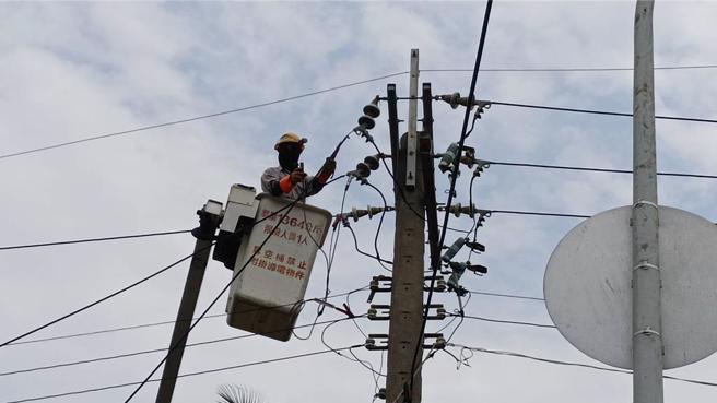 高雄今早一度停电3266户，经台电人员全力抢修，于11时50分全数復电。（台电高雄区处提供）
