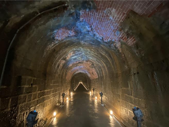 基隆市政府文化局宣布，為配合在劉銘傳隧道內棲息的台灣葉鼻蝠繁殖期及育幼期，5月到9月將不開放民眾自由參觀劉銘傳隧道。（張志康攝）