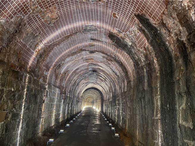 基隆市政府文化局宣布，為配合在劉銘傳隧道內棲息的台灣葉鼻蝠繁殖期及育幼期，5月到9月將不開放民眾自由參觀劉銘傳隧道。（張志康攝）