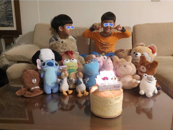 兄弟倆每年生日總會收到來自社工、醫師、護理師、語療師及學校同學的禮物與祝福。（南台南家扶中心提供／曹婷婷台南傳真）