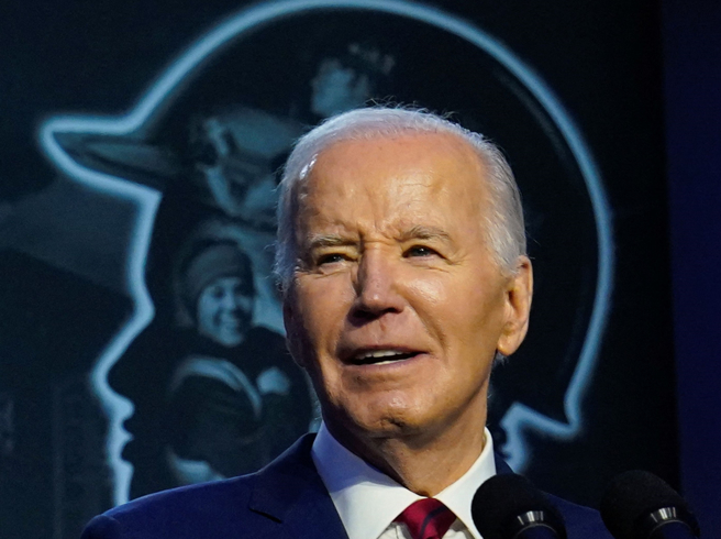 美國總統拜登4月24日在華盛頓希爾頓飯店向北美建築工會（NABTU）發表談話的神情。（路透）