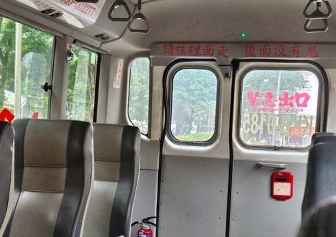 搭公車「一堆人愛擠門口」，網友上車看到1標語笑歪。（圖／網友授權提供）