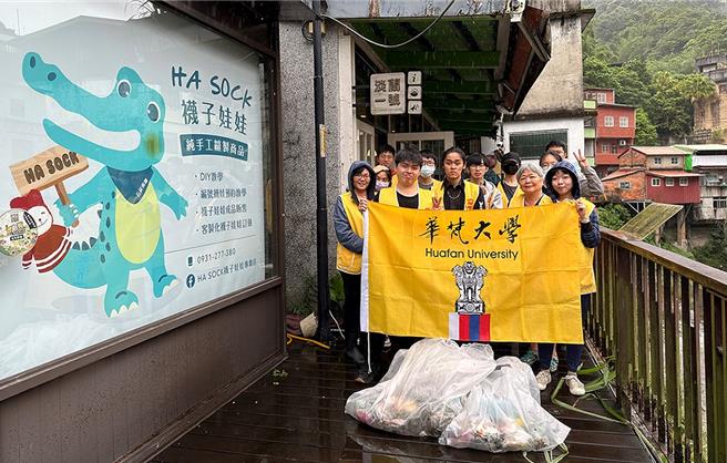 华梵大学学生利用「生命设计周」到石碇净溪净街。（华梵大学提供）