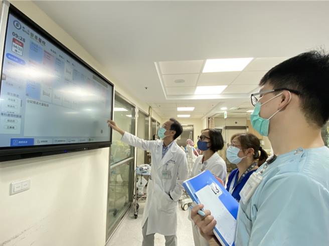 卫生福利部苗栗医院为提升医疗服务品质，日前特别引进智慧数位电子看板和电子床头卡系统。（部苗提供／谢明俊苗栗传真）