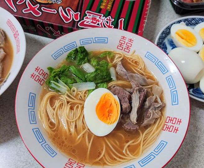 老妈煮一兰拉麵加3配料，吸引网友狂讚。（图／翻摄自爆废1公社）