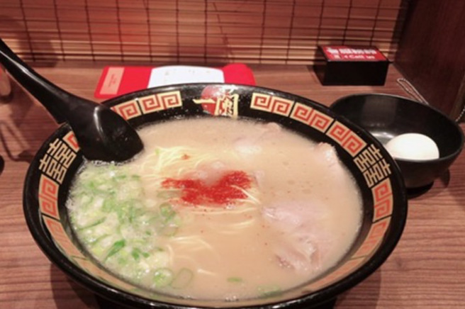 日本一兰拉麵来台以后，深受饕客喜欢，店门口经常大排长龙。（图／何立雯摄）