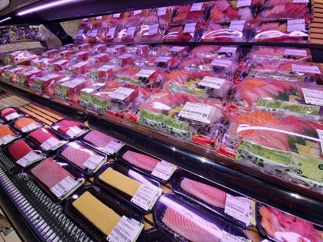 大潤發各店平日就備有常態性生魚片組合，供消費者挑選。（大潤發提供）