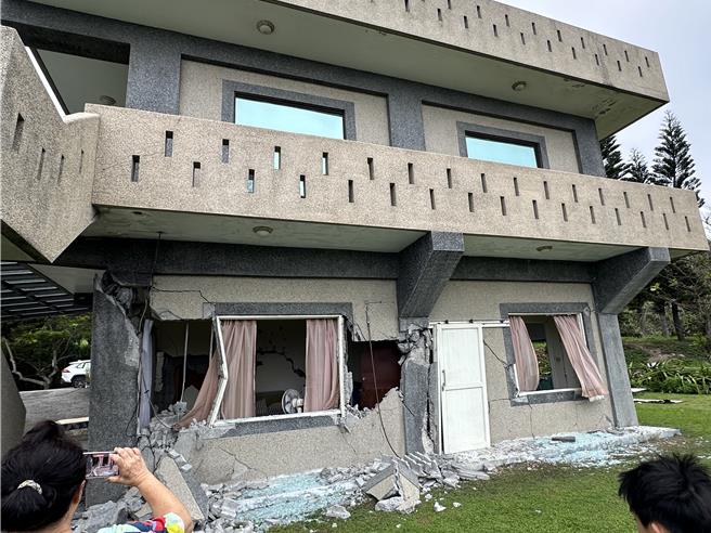 0423強震來襲，壽豐鄉有民宿倒塌。（本報資料照片）