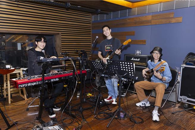 麋先生探班宇宙人練團。（相信音樂提供）