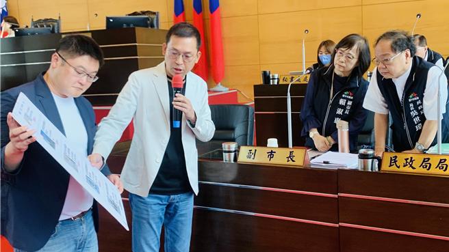 台中市有逾百個區里缺乏里民活動中心，台中市議員林祈烽（左二）等人25日表示，民政局同意可租賃1樓、23坪以上且1個月含水電補助2萬元的空間作為里活動中心，批市府「吃米不知米價」。（潘虹恩攝）