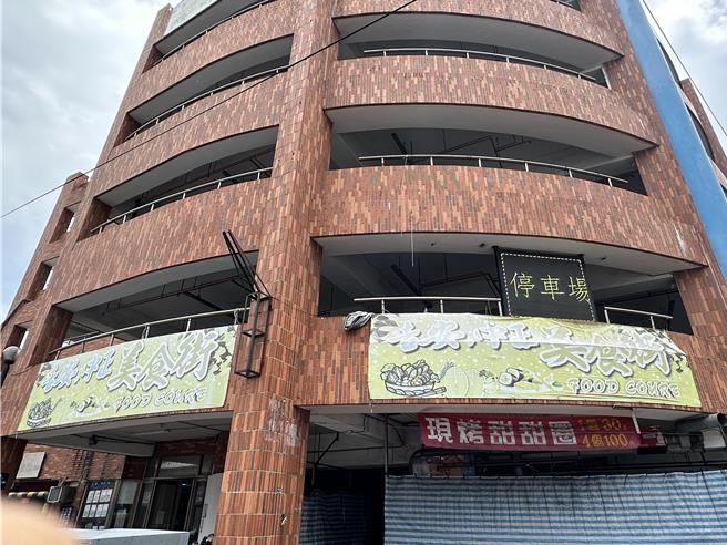 吉安乡仁里立体停车场，1楼为美食街、2楼至5楼维持停车场，地下室亦有部分停车格空间，可容纳近300汽车停放车辆。（王志伟摄）