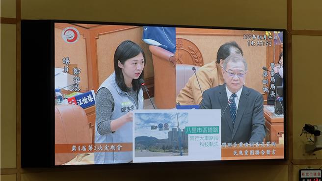 針對淡水、八里多處交通違規熱點，新北市議員鄭宇恩要求警察局設置科技執法取締。（呂健豪攝）