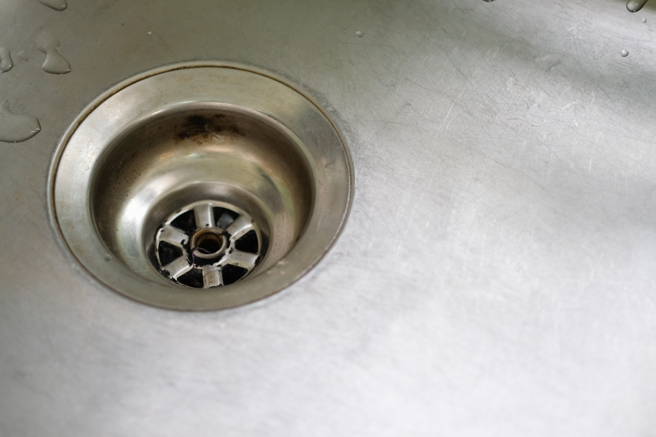 家里厨房和浴室的排水孔难免会散发出恶臭。（示意图，shutterstock／达志）