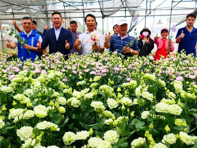 云林县虎尾镇盛产洋桔梗，因主要外销期已过、内销买气不佳，产地价每束10支仅20余元不敷成本，25日县议会议长黄凯（前左二）等人到花田关心农民，将请县府协助团购、促销。（张朝欣摄）