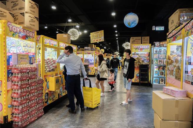 人妻表示，老公夾一堆廢物娃娃放在家裡佔位置，連大姑都建議她每天給老公200元零用錢就好，結果老公氣到不理全家人。(示意圖非當事人，資料照)