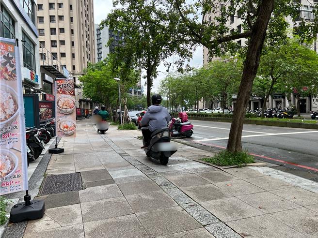 新竹市关新路商家多，加上周边机车位不足，机车骑士为贪图方便，或赶时间、抄近路等，常直接骑上人行道，造成行人紧张和危险。（王惠慧摄）