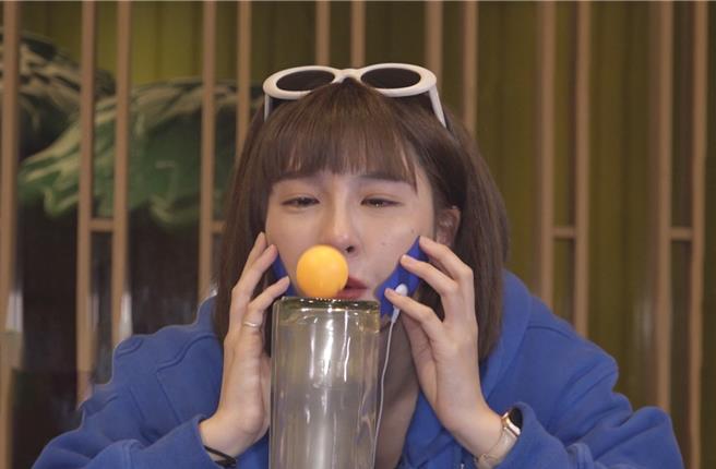 峮峮敬业玩游戏玩到哭。（中视提供）