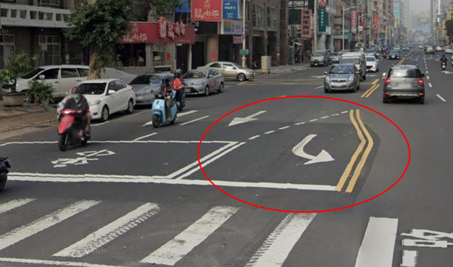 高雄市一心路与民权路口的偏心左转到小到只够停一台车，让网友炮轰根本是在乱搞。（民眾提供／杨舒婷高雄传真）