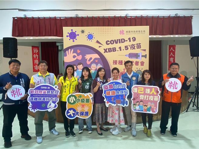 為響應世界衛生組織全球預防接種週，衛生局特別於25日永康市民活動中心接種站，邀請「錦繡二重唱」成員之一的錦雯擔任疫苗宣導大使。（桃園市衛生局提供）