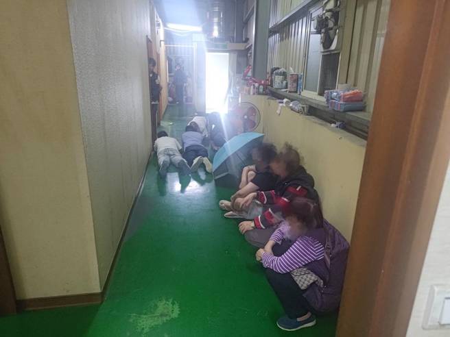 警方击破铁门衝入将在场人全数控制，现场查获洪姓负责人、工作人员等4人及赌客等41人。（图／警方提供）